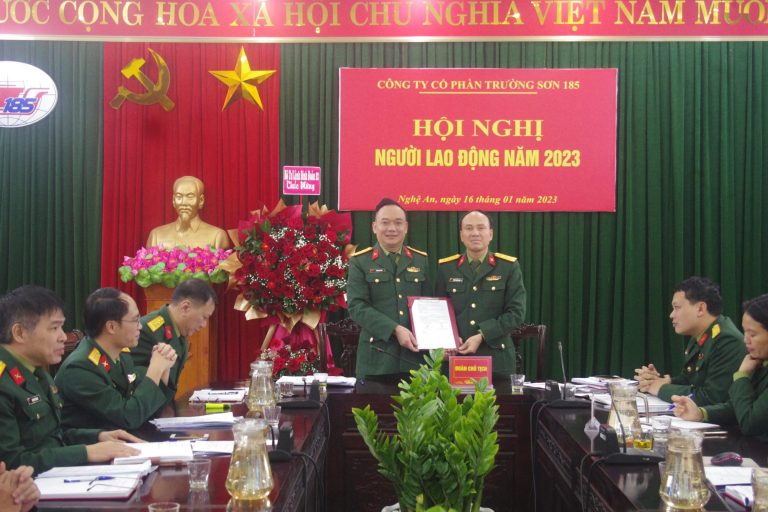 Giám đốc Cty và Chủ tichj Công đoàn ký Thảo ước lao động tập thể