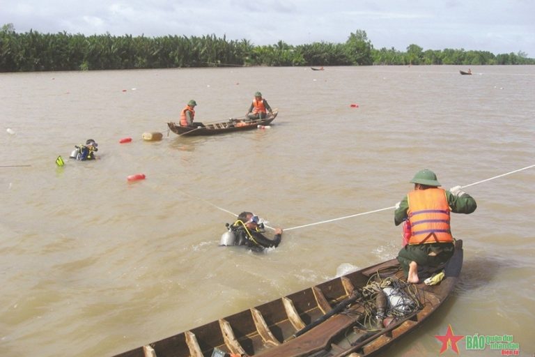 truong son ra pha bom minh tren song hau