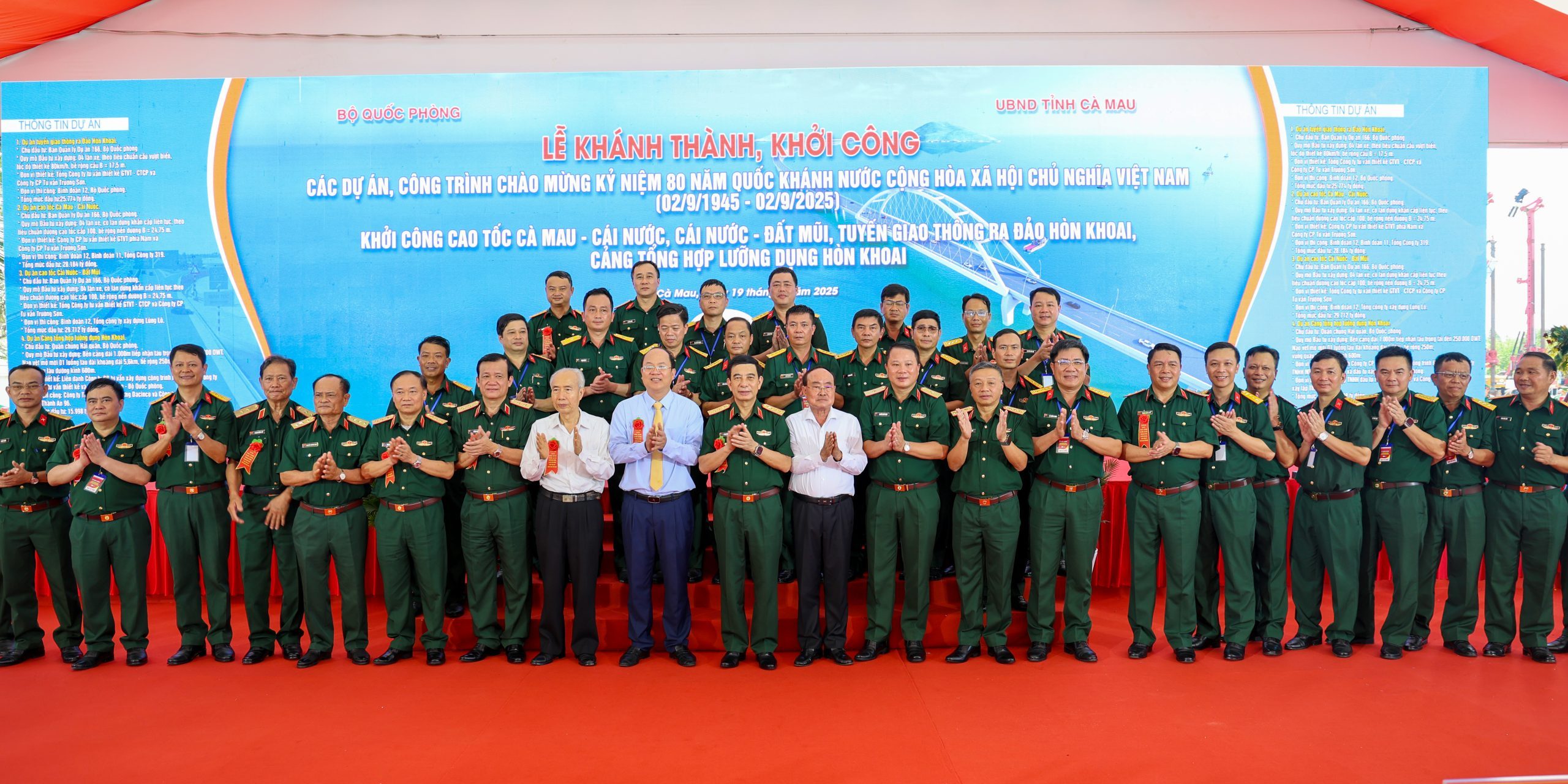 3. Đại tướng Phan Văn Giang, UV BCT, Bộ trưởng Bộ Quốc phòng chụp ảnh lưu niệm cùng cán bộ Binh đoàn 12 tại Lễ khởi công các dự án trọng điểm tại Tỉnh Cà Mau