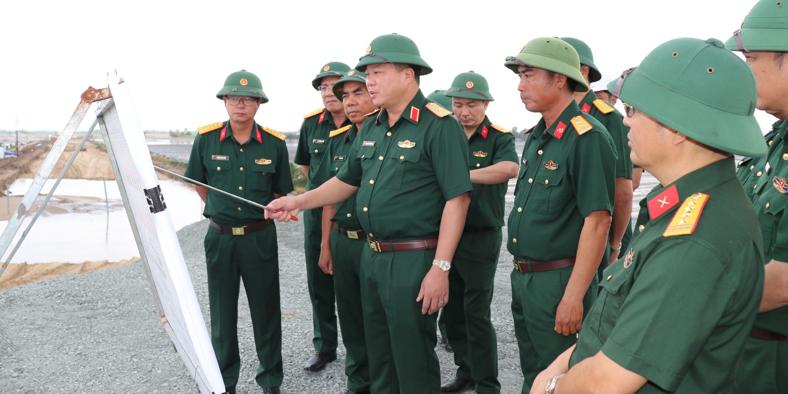 Đồng chí Tư lệnh Binh đoàn triển khai các giải pháp khắc phục khó khăn, quyết tâm đưa dự án cao tốc trục ngang An Giang về đích đúng tiến độ